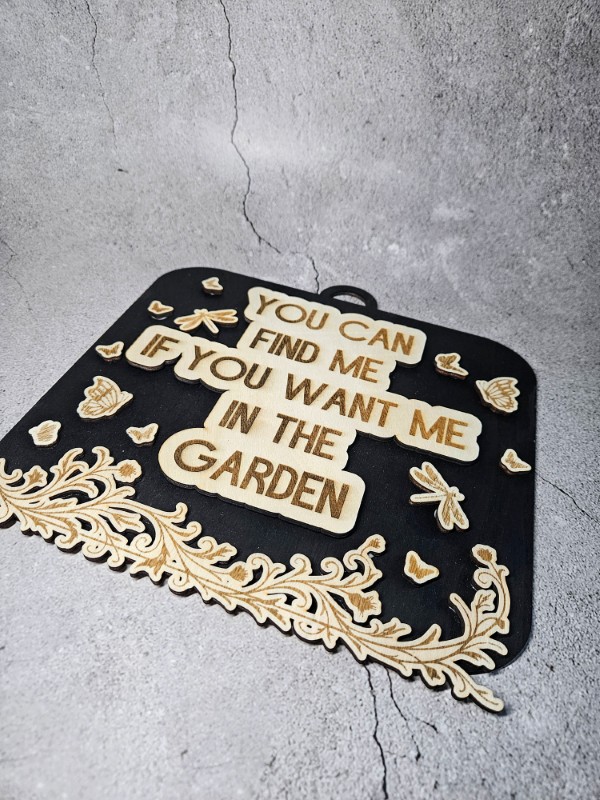 Gartenschild „In the Garden“ – Individuelles Türschild aus Holz im Dark Design – Lasercut Deko für Gartenfreunde & Musikliebhaber