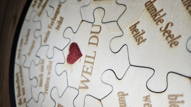 Holzpuzzle „Weil du“ – Dunkelromantische Liebeserklärung aus Holz